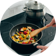 Falkó Bútor - Hatvan - Egy wok és egy edény