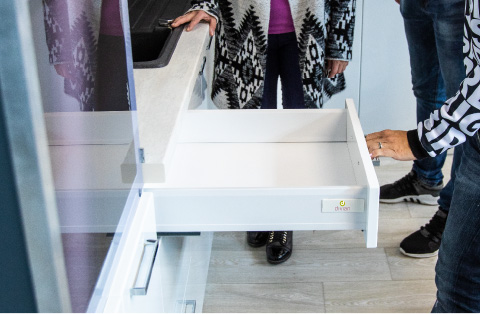 Falkó Bútor - Hatvan - Kihúzható fiók az Antónia konyhabútorban