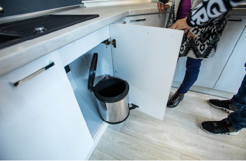 Falkó Bútor - Hatvan - Beépített szemetes az Antónia konyhabútorban